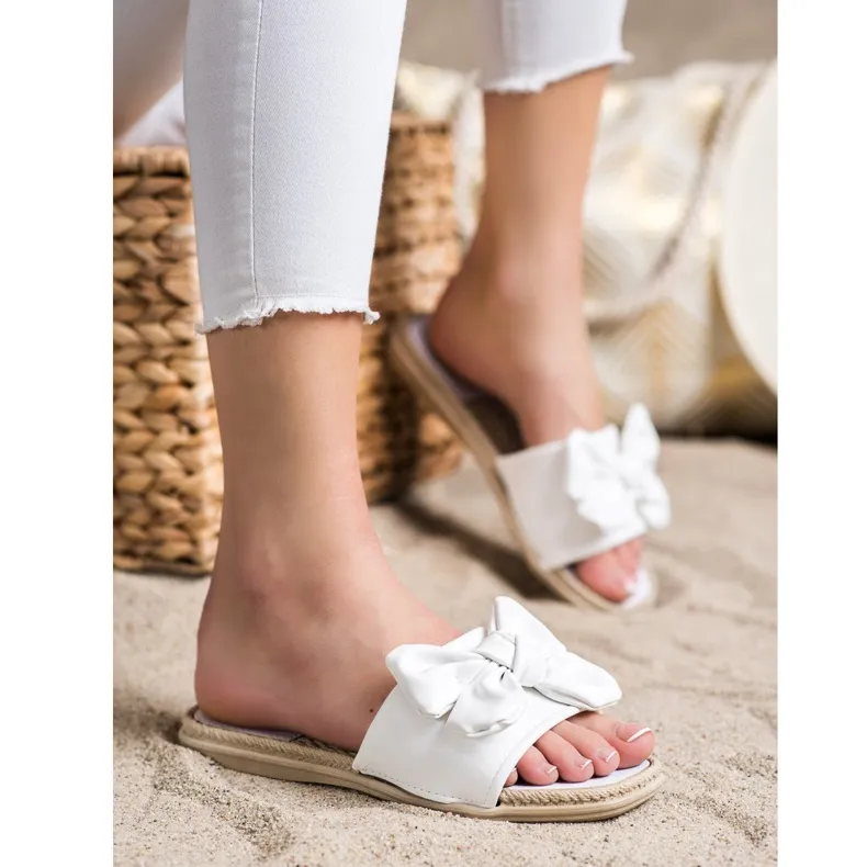Small Swan Eco lederen pantoffels met een strik wit